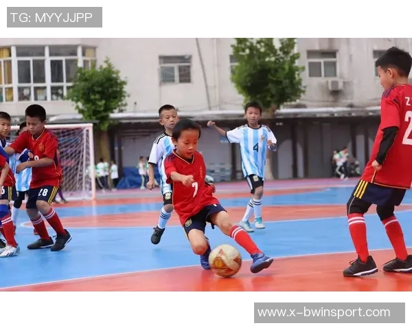 小学足球体育游戏的多样化教学方法与趣味活动探索