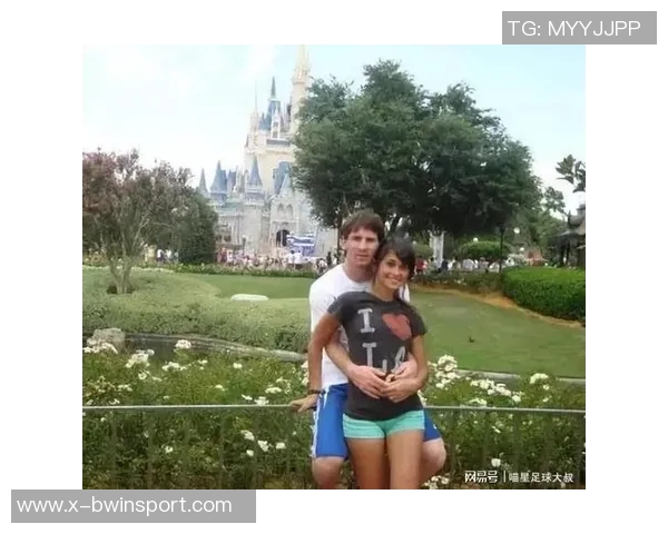 青梅竹马的他们在足球场上追逐梦想与爱情的甜蜜故事